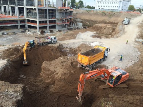 Afyon Girişim ParkAfyon Rezidans şantiyesinde, ekskavatörlerimiz ve damperli kamyonlarımızla farklı kotlarda yürüttüğümüz derin temel kazısı.