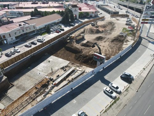 Afyonkarahisar Afium Outlet ve Eğlence Merkezi’nde firmamıza ait ekskavatör ve damperli kamyonlarla yürütülen kazı ve hafriyat yükleme çalışmalarının genel görünümü.