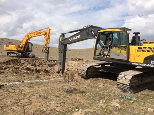 Afyonkarahisar İstiklal Tanıtım Merkezi sahasında riperli Volvo ve hidrolik kırıcılı Hyundai ekskavatörlerle kayalık zeminde hafriyat çalışması.