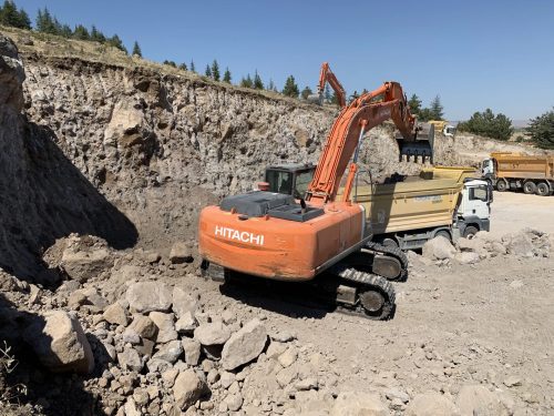 Afyonkarahisar TOKİ konutları kaya hafriyatında, Hitachi ekskavatörümüzle damperli kamyona yükleme ve üst kademede kırıcılı kazı çalışmalarımız.