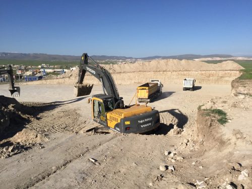 Afyon–Ankara karayolu Akbel mevkiindeki mermer fabrikasında, Volvo ekskavatörlerimiz ve damperli kamyonlarımızla yürüttüğümüz hafriyat çalışması.