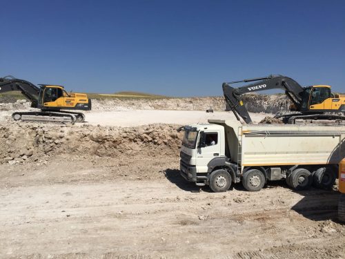 Alternatif Power biyogaz tesisi sahasında, Volvo ekskavatörlerimiz ve damperli kamyonumuzla yürüttüğümüz kaya kazısı ve hafriyat yükleme işleri.