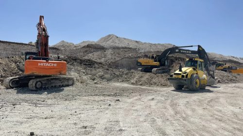 Alternatif Power 2. etap sahasında, Hitachi ve Volvo ekskavatörlerimizle yürüttüğümüz hafriyat ve zemin silindirimizle saha düzenleme çalışmamız.