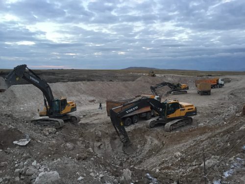 Alternatif Power şantiyesinde, farklı kotlarda çalışan Volvo ekskavatörlerimiz ve damperli kamyonlarımızla yürüttüğümüz kazı ve yükleme çalışmaları.