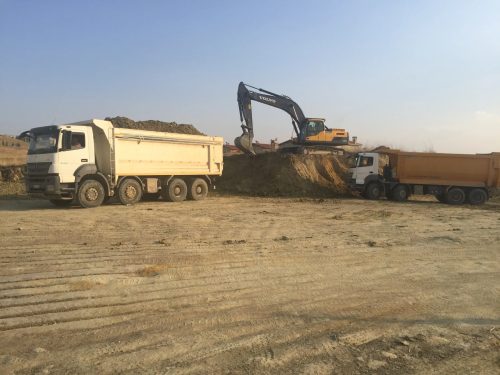 Ankara karayolu üzerindeki endüstriyel yapı hafriyat sahasında, kazı yapan Volvo ekskavatörümüz ve yanında bulunan iki damperli kamyonumuz.