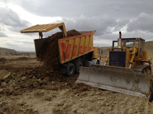 Avşar Maden Suyu fabrikası ilk etap sahasında, damperli kamyondan boşaltılan ariyet dolgu malzemesi ve serme işlerinde kullanılan Komatsu dozerimiz.