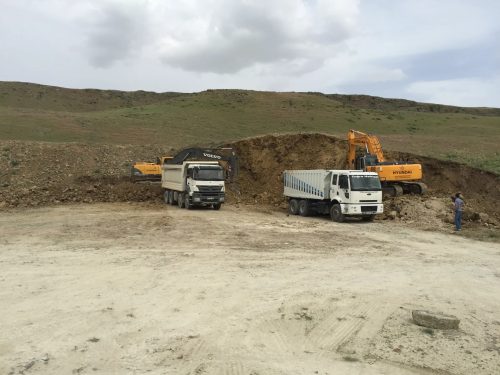 Avşar Maden Suyu fabrikası sahasında, Volvo ve Hyundai paletli ekskavatörlerimiz ile iki damperli kamyonumuzun yer aldığı kazı ve yükleme çalışması.