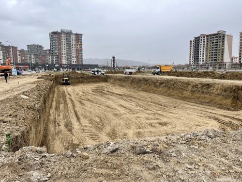 Doğapark Konut Yapı Kooperatifi sahasında, geniş temel kazı alanı ve kazı tabanında silindirle yürüttüğümüz zemin hazırlığı çalışmasının görünümü.