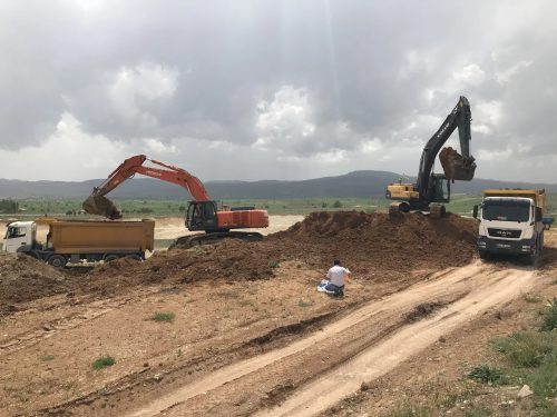 Doğuş–Tekfen İş Ortaklığı çalışma sahasında, Hitachi ve Volvo paletli ekskavatörlerimizin damperli kamyonlara hafriyat yüklediği kazı çalışmamız.
