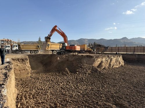 Ertürk Yapı Vera Vadi 2. etap projesinde, Hitachi ve Volvo ekskavatörlerimiz ile damperli kamyonlarımızla yürüttüğümüz temel kazısı çalışmamız.