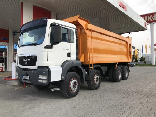 Tuğra Hafriyat filomuza katılan, beyaz kabinli ve turuncu Hardox damperli MAN 8×4 kamyonumuzun akaryakıt istasyonunda çekilmiş fotoğrafı.