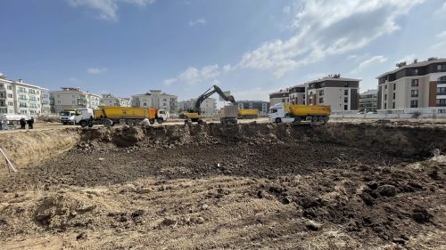 Firuze Konakları projesinde, paletli ekskavatörümüz ve damperli araç filomuzla yürüttüğümüz temel kazısı ve hafriyat yükleme çalışmalarımız.