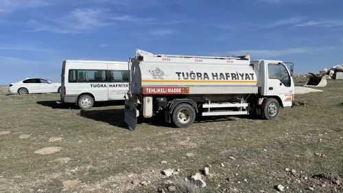 GCA Cam Ambalaj Fabrikası hafriyatına mobilizasyon sırasında park edilmiş Tuğra Hafriyat yazılı akaryakıt tankerimiz ve personel servisimiz.