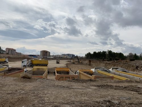Geniş bir inşaat sahasında, ekskavatörlerimiz ve damperli kamyon filomuzla yürüttüğümüz temel kazısı ve hafriyat nakliyesi çalışmalarımız.