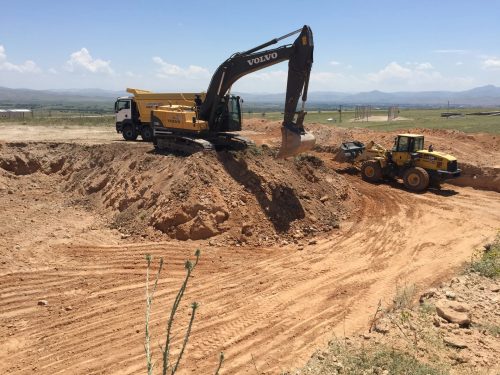 İscehisar’daki hafriyat sahasında, Volvo paletli ekskavatörümüz, Komatsu lastikli yükleyicimiz ve damperli kamyonumuzla yürüttüğümüz kazı çalışmaları.