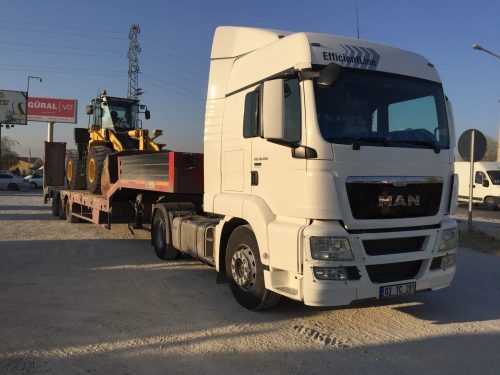 Garajımızdan sevkiyat için lowbed dorsesine yüklenen Komatsu lastikli yükleyicimiz ve nakliyeyi gerçekleştiren beyaz MAN çekicimizden bir kare.