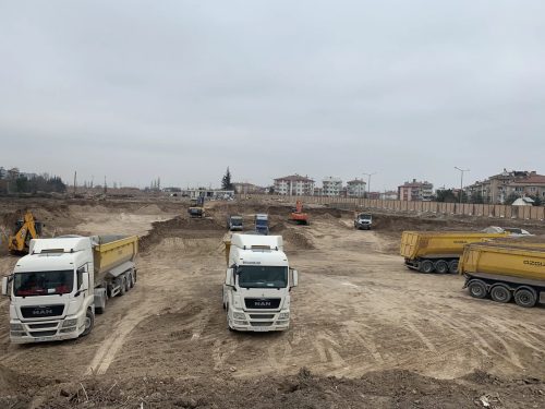 Geniş bir konut projesinin temel kazı alanında, MAN çekicilerimiz, damperli dorselerimiz ve ekskavatörlerimizle yürüttüğümüz hafriyat çalışması.