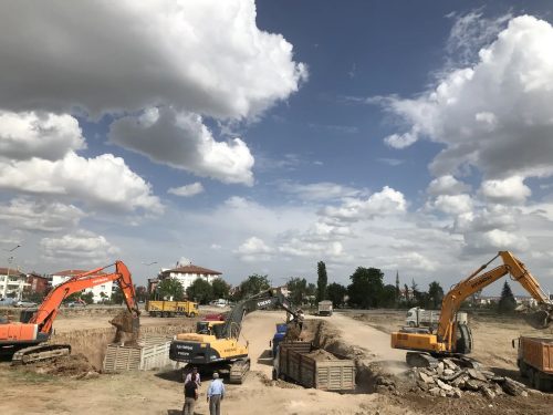 Milsapark 530 konut projesinde Hitachi, Volvo ve Hyundai ekskavatörlerimiz ile damperli kamyonlarımızla yürütülen temel kazısı ve hafriyat yükleme.