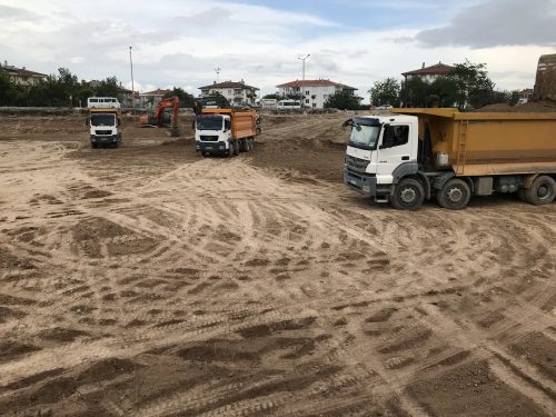 Milsapark konut projesinde, ekskavatörlerimiz ve damperli kamyonlarımızla yürüttüğümüz temel kazısı, hafriyat yükleme ve nakliye çalışmaları.
