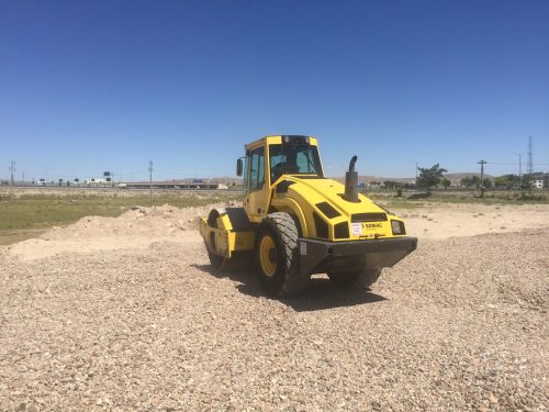 New Holland traktör satış showroomu inşaat sahasında serilen agrega dolgusunun, Bomag zemin silindirimizle sıkıştırılması çalışmalarından bir kare.