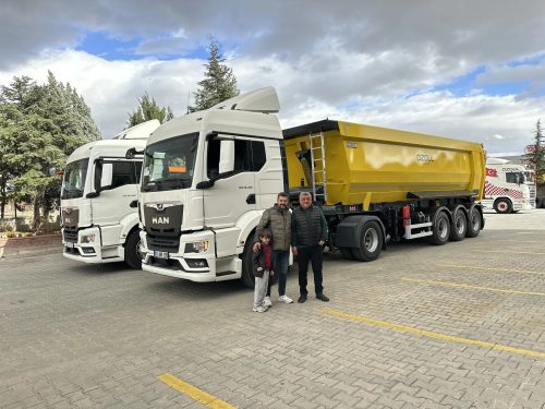 Konya’da Özgül Treyler’den aldığımız damperli dorselerin teslimatında, yeni MAN çekicilerimiz önünde firma sahibi Faruk Bey ile hatıra fotoğrafımız.
