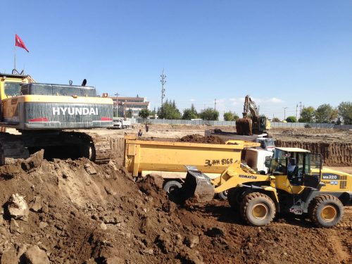 ParkAfyon AVM temel kazısı sahasında Hyundai ekskavatör, sarı damperli kamyon ve hafriyat malzemesi taşıyan Komatsu WA320 lastikli yükleyici.