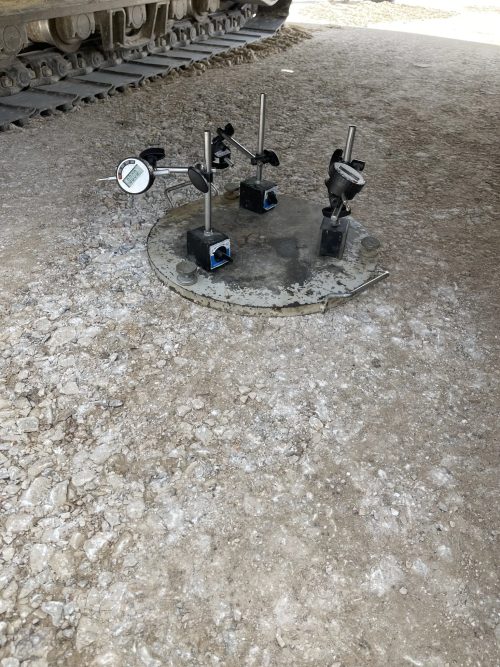 Pınar Life konut projesinde, temel kazısı sonrası serilip sıkıştırılan agrega zeminde plaka yükleme deneyi için kurulan ölçüm düzeneği.