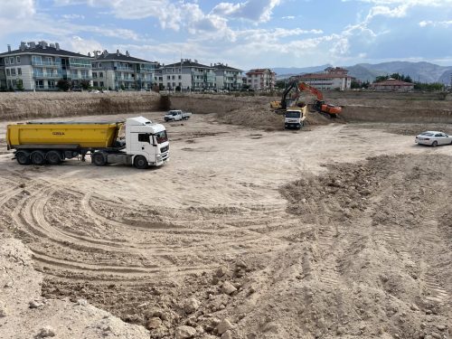 Pınar Life konut projesinin geniş temel kazı alanında, ekskavatörlerimiz ve damperli araçlarımızla yürüttüğümüz hafriyat ve yükleme çalışmaları.