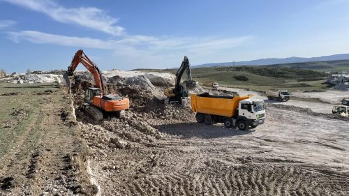 Pınar Mermer fabrika hafriyat sahasında kayalık kazı alanında çalışan Hitachi ve Volvo ekskavatörlerimiz ile sarı damperli kamyonumuzun görünümü.