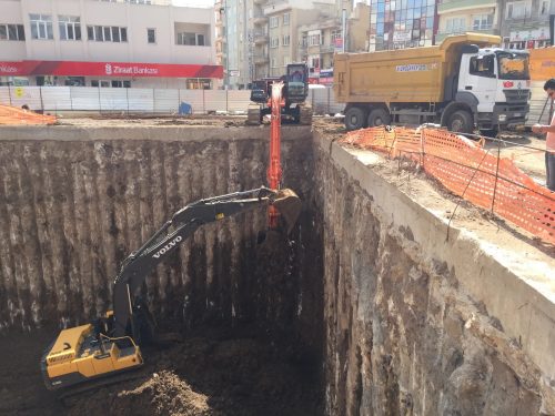 Sandıklı çok katlı otopark hafriyatında, derin kazı alanındaki Volvo ekskavatörümüz, üst kotta çalışan ekskavatör ve sarı damperli kamyonumuz.