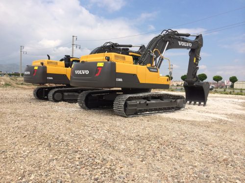 Açık arazide yan yana park edilen iki Volvo EC300DL ekskavatörümüzün sarı gövdeleri, siyah bomları ve geniş paletleriyle arka yan açıdan görünümü.