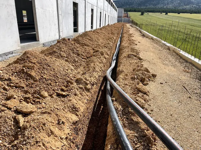 Altyapı kanal kazısı ve boru hattı döşeme çalışması